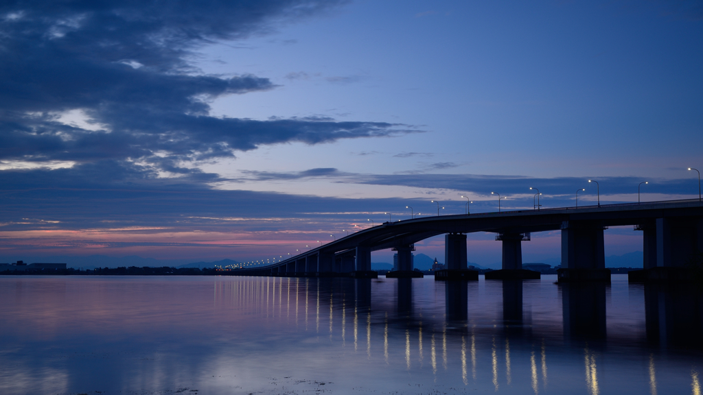 琵琶湖大橋　夜明け前2