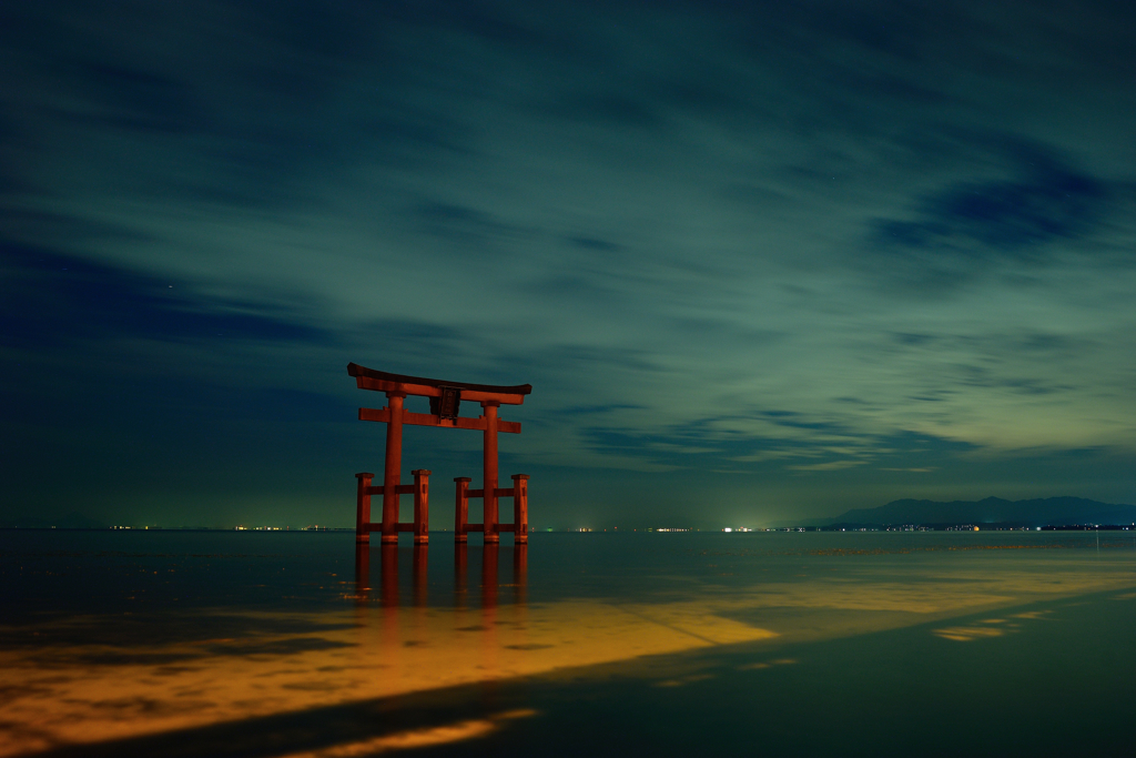 湖上の鳥居