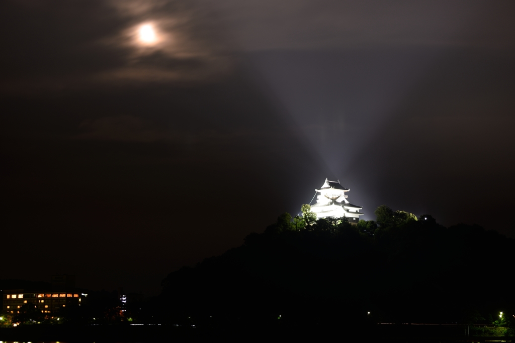 犬山城　空に伸びる光の筋