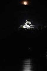 お月さんと木曽川と犬山城