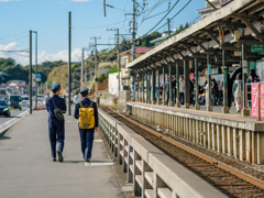 鎌倉高校前駅を歩く防大生。