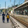 鎌倉高校前駅を歩く防大生。