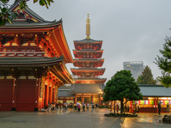 雨の浅草寺。