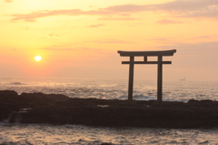 鳥居と朝日