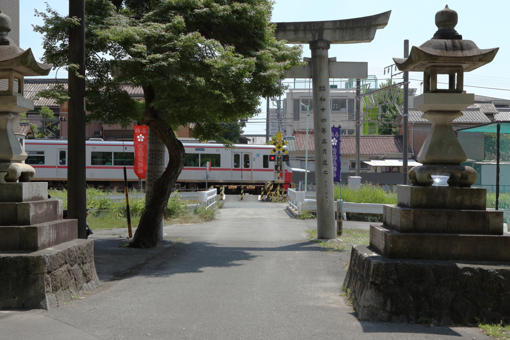 神社の前