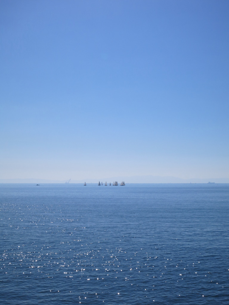 青い空、青い海、風を受けて
