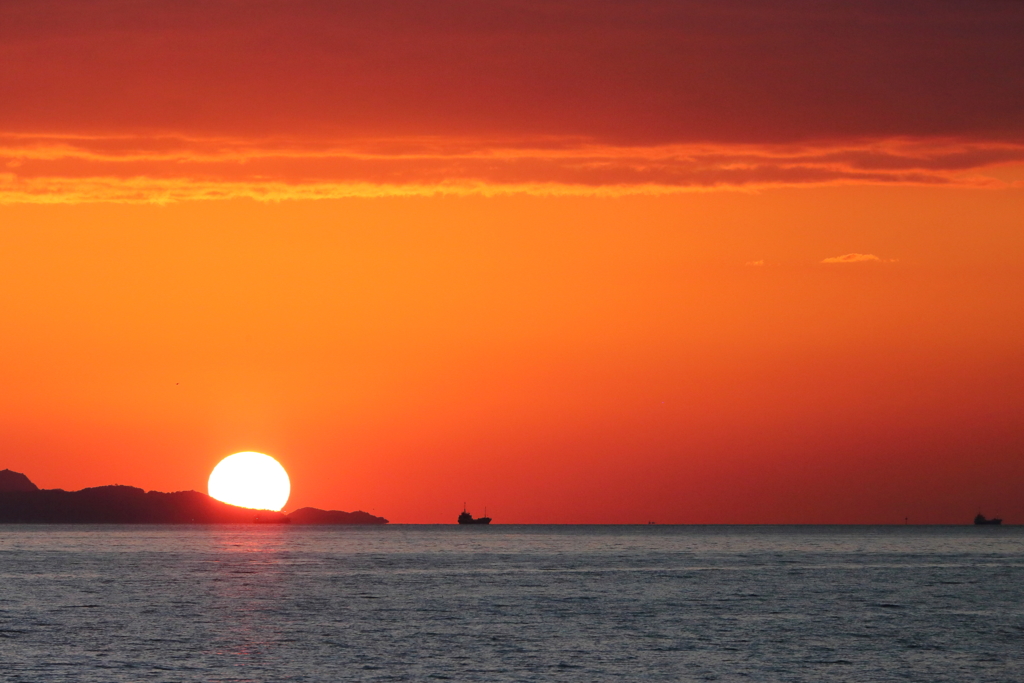 島影に夕日