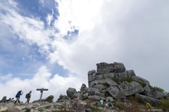 金峰山 五丈石に向かって