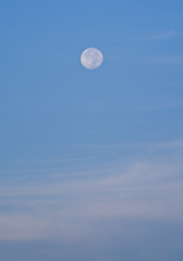 雲に浮かぶ月