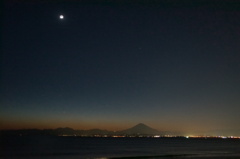 地球照の月と水星と富士山