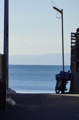 路地の向こうは海。