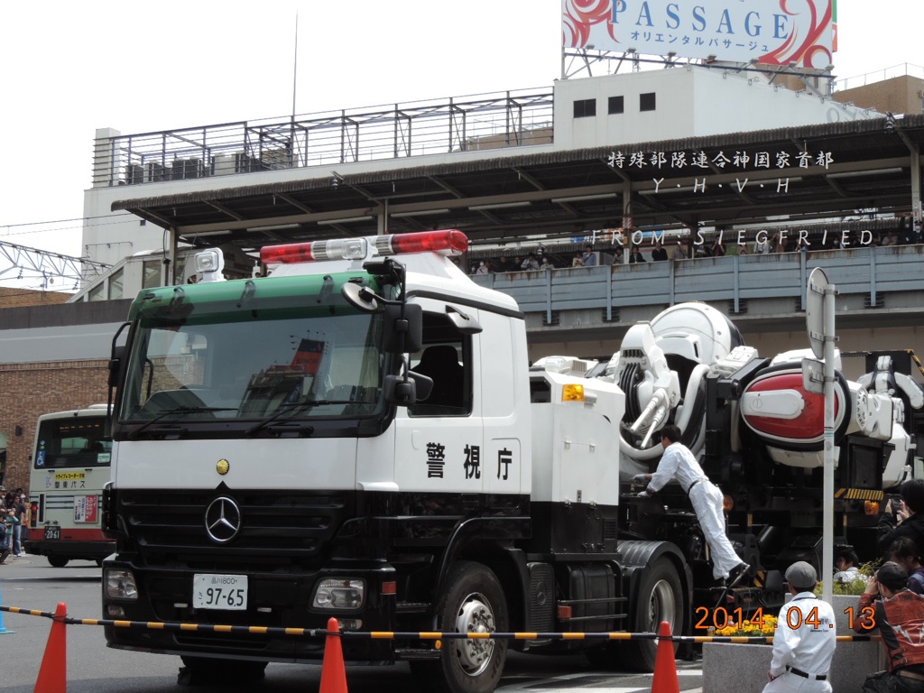 98式特殊運搬車(左)、AV-98 INGRAM(搭載) その1