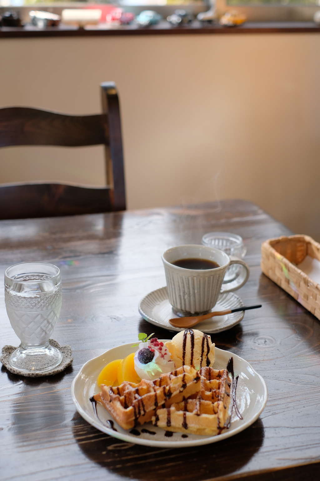 ワッフルとホットコーヒー