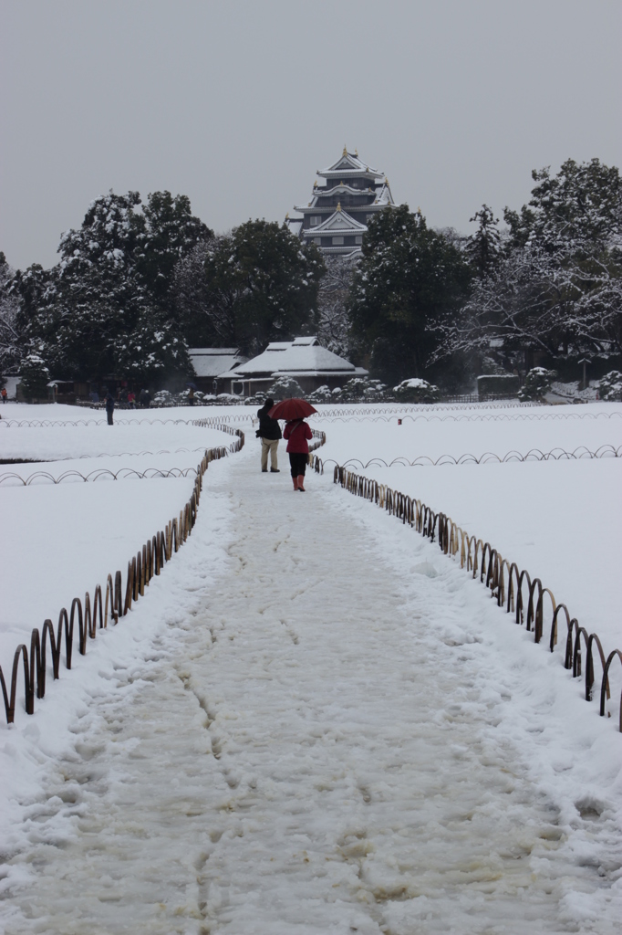 雪の岡山城と後楽園