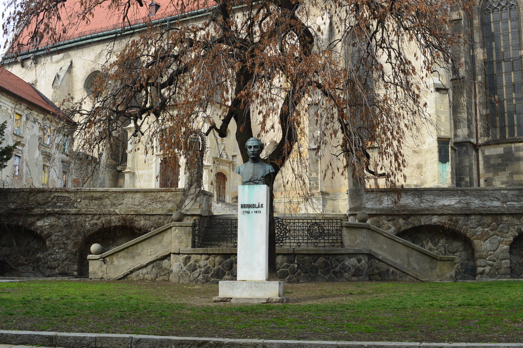 ブラチスラヴァ市内・教会前・彫刻