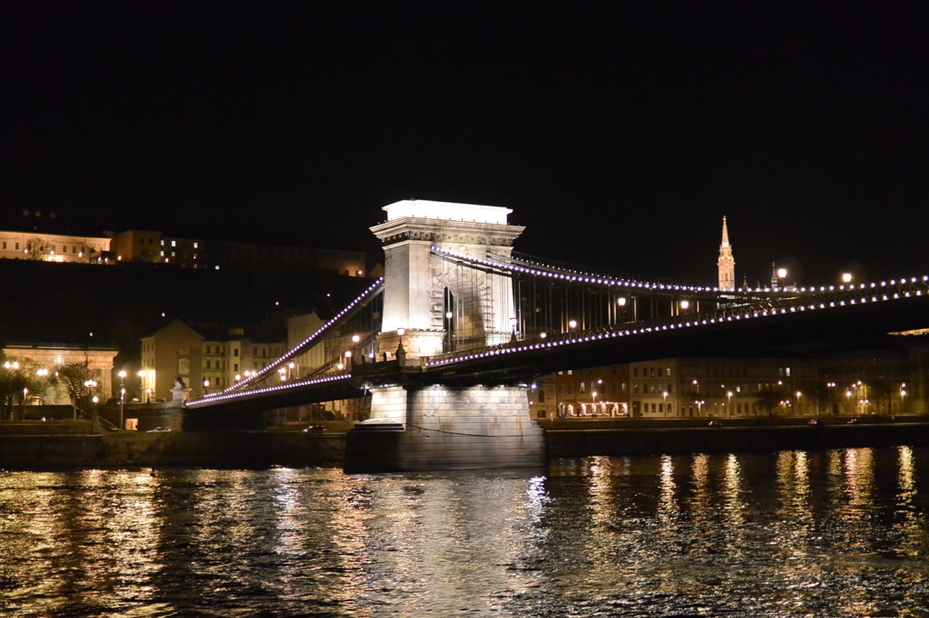 夜景・セーチェーニ鎖橋・遊覧船より