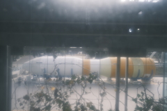 ロケットを館内の蔦のからまる窓より俯瞰