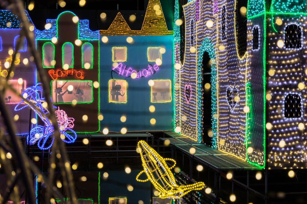 裏窓からは灯が見える