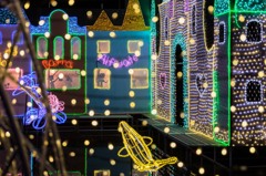 裏窓からは灯が見える