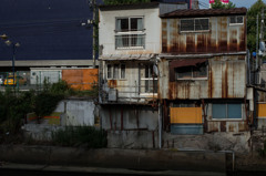 堀川沿いの建物裏