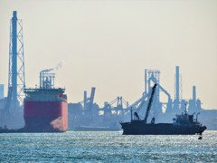 東京湾　船と工場が見える風景