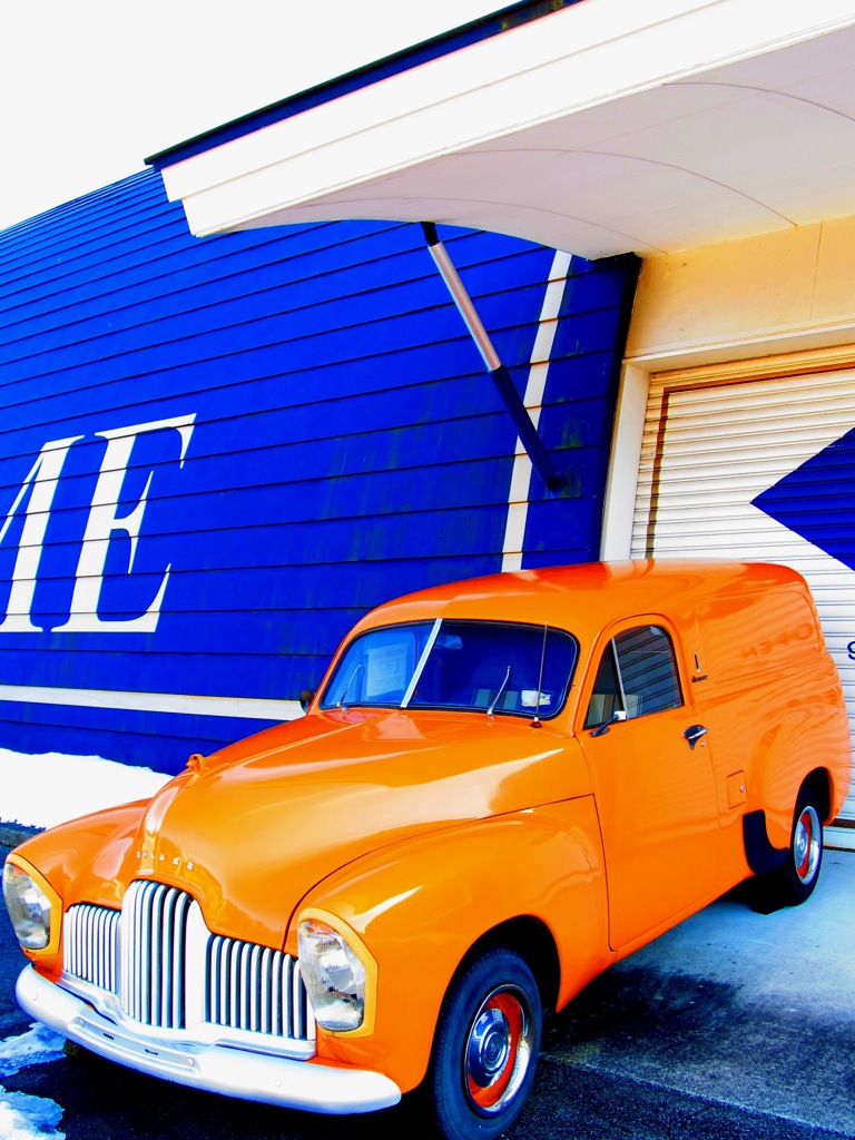 オレンジ色の車