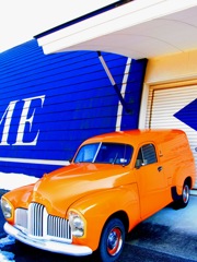 オレンジ色の車