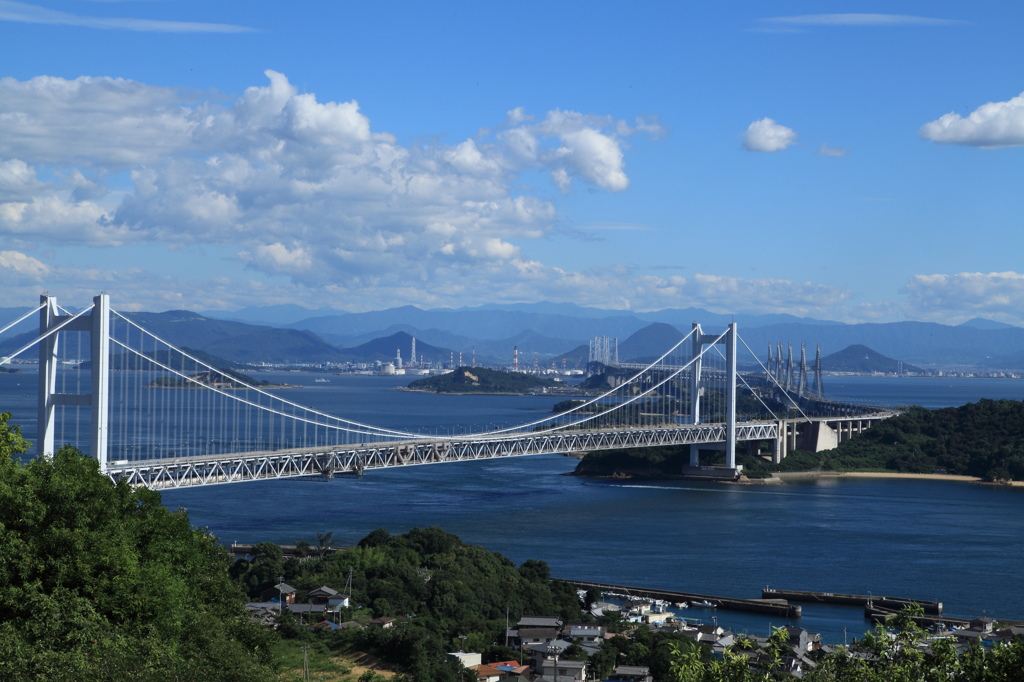 瀬戸大橋の向こうに