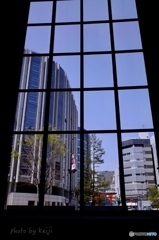 窓越しの街並み