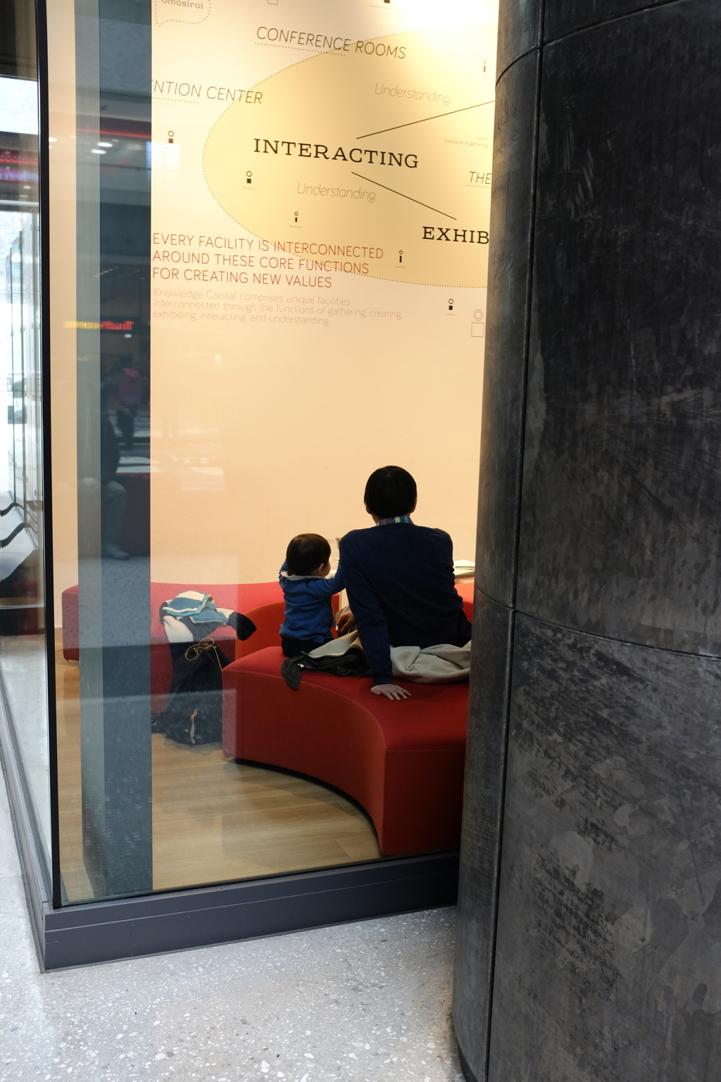 母を待っている父子・・٩( 'ω' )و