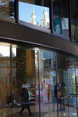 神戸セントモルガン教会の映り込み