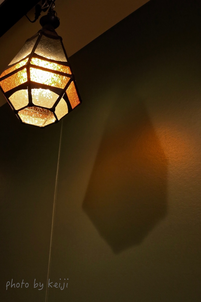 影に映る明かり