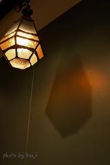 影に映る明かり