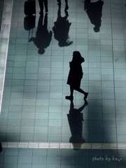 影を通り過ぎる女性