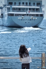 観光船を見送る少女