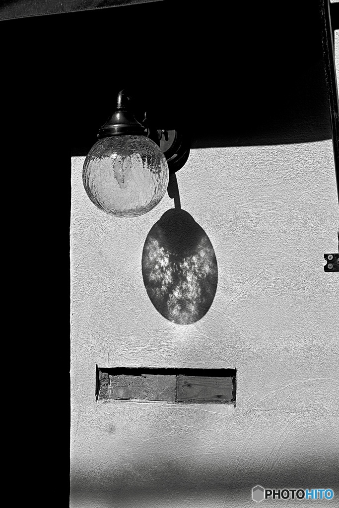 モザイクガラスの変わった影