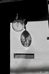 モザイクガラスの変わった影