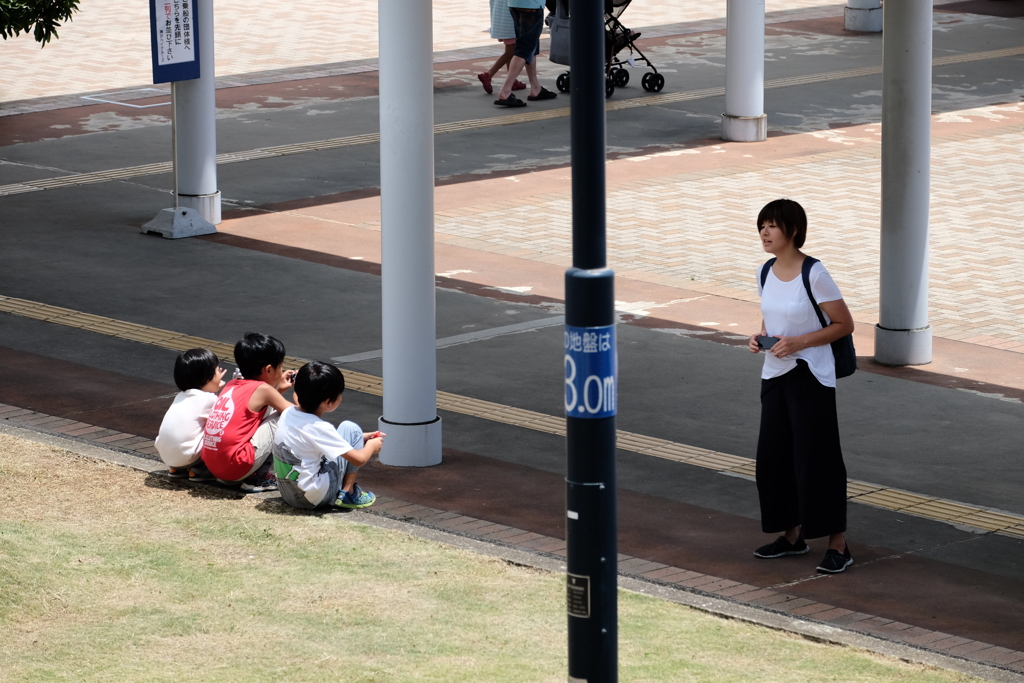 お母さんの忠告を聞く子供。