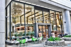 天井の高いカフェ