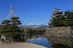 冬支度の松本城