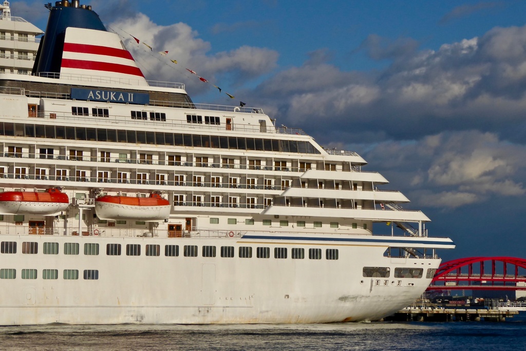 西日を浴びた、飛鳥Ⅱ