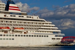 西日を浴びた、飛鳥Ⅱ