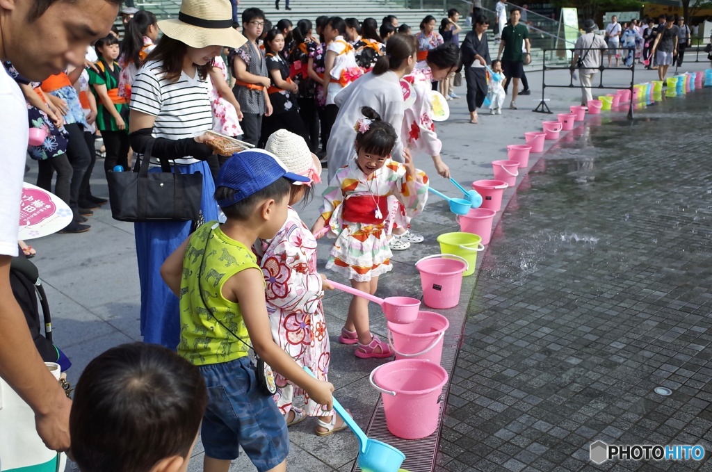 打ち水大作戦の様子・・１