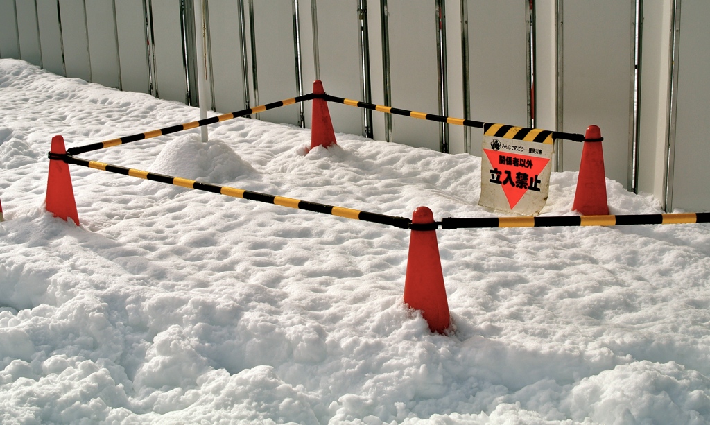 雪下の謎