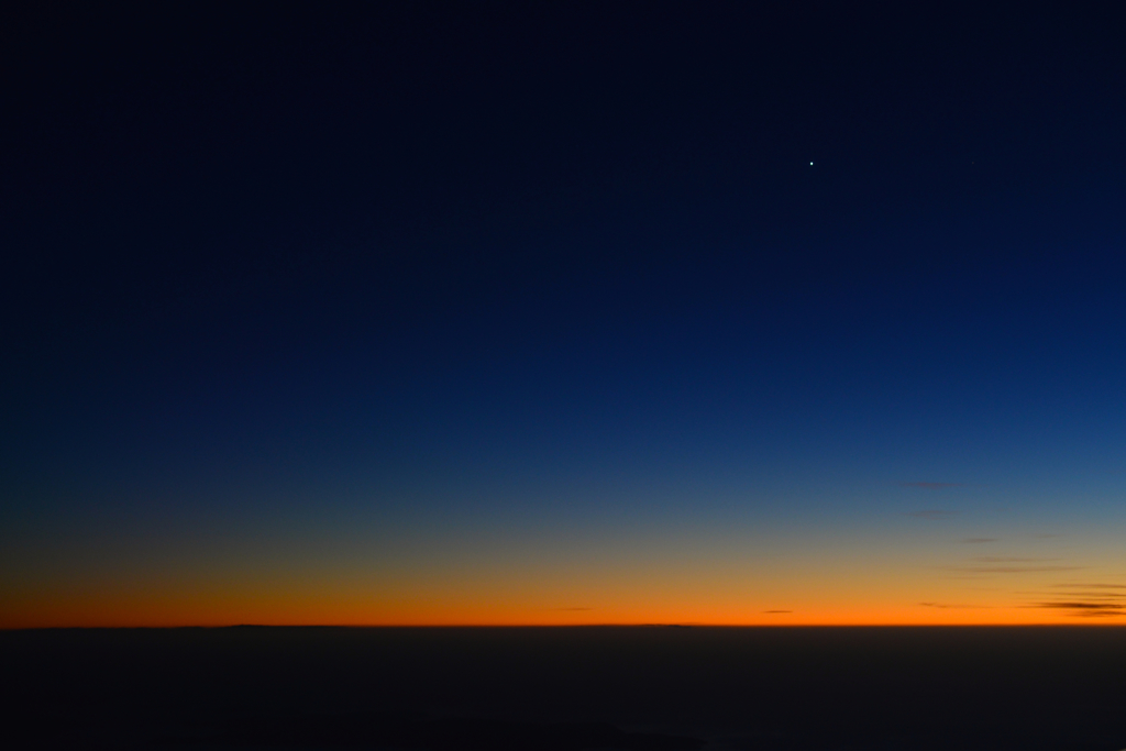 大空からの夜明け