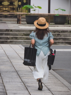 帽子の彼女は