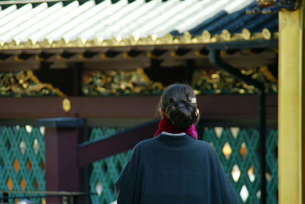 神社で和服