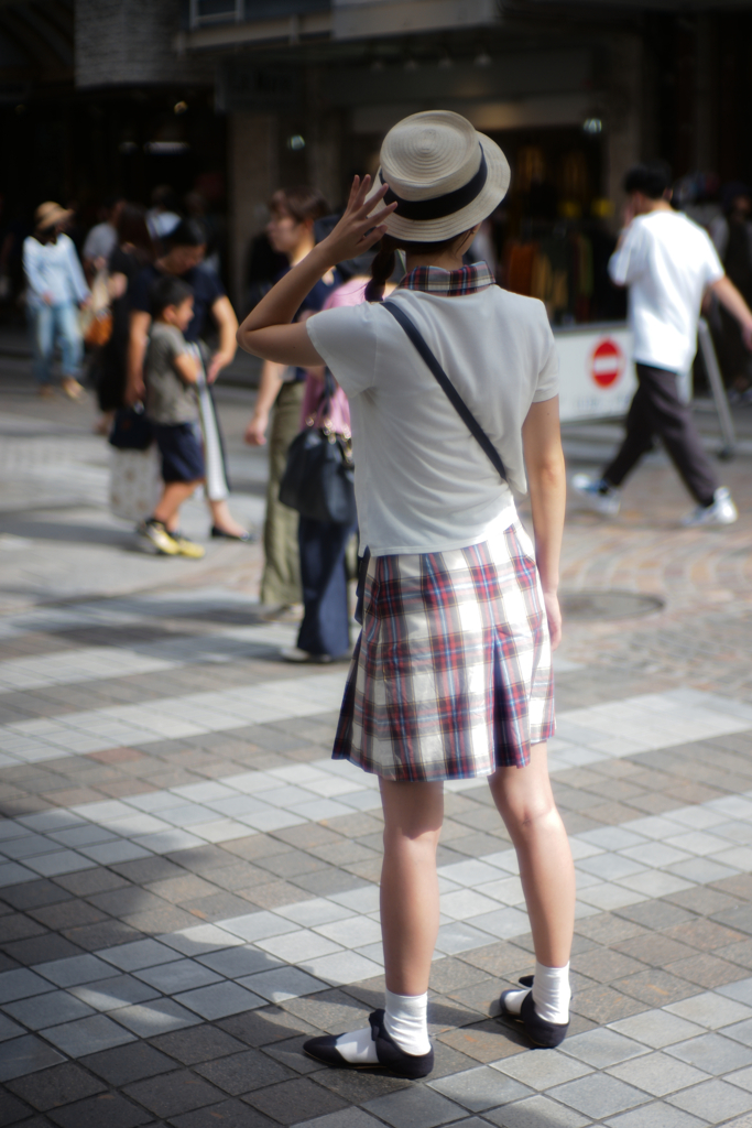 帽子の彼女は