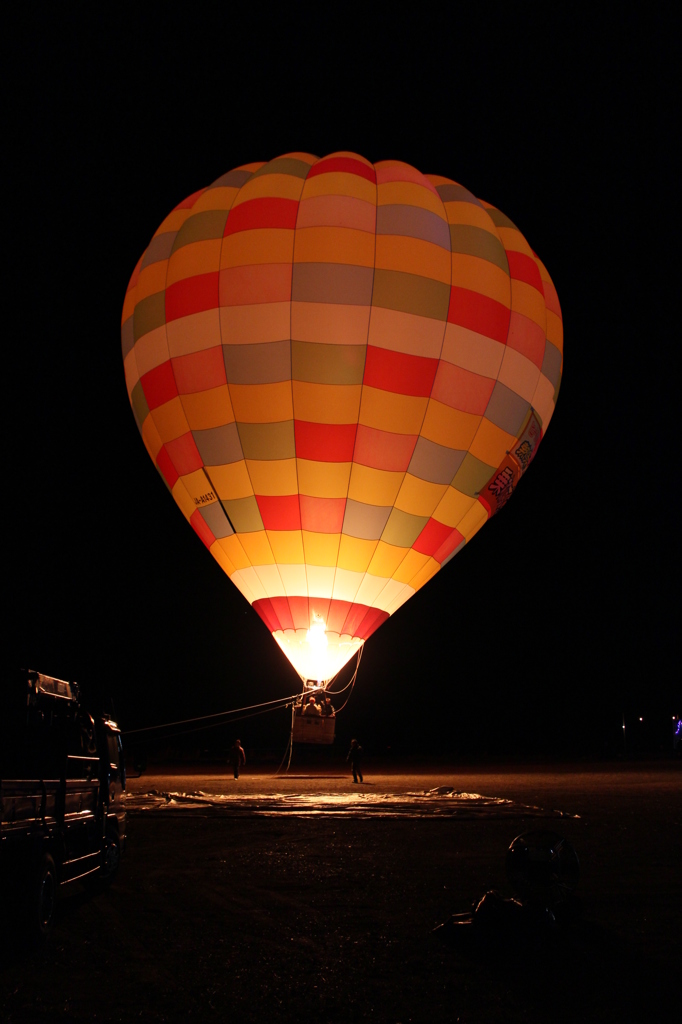 夜空にあがる風船