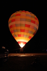 夜空にあがる風船
